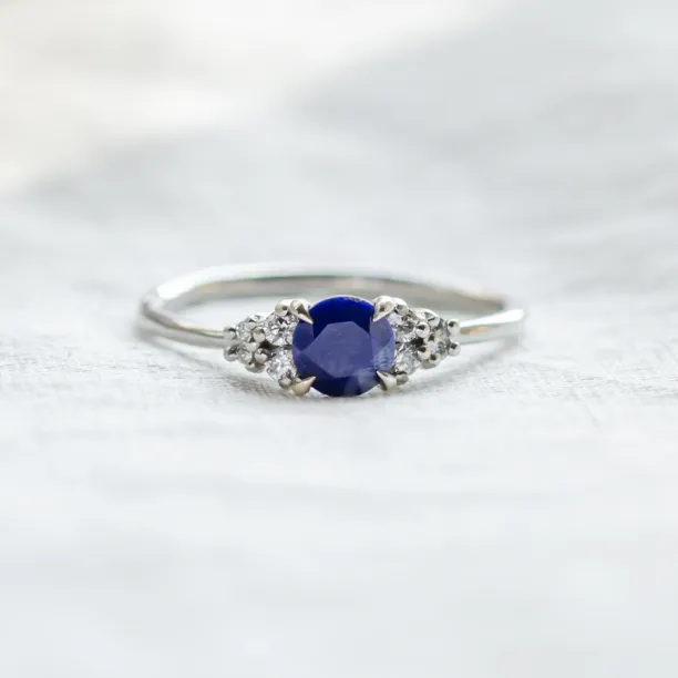 Gold ring with central lapis lazuli and diamonds ROYAL Image