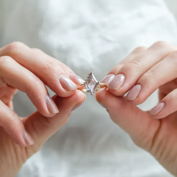 Gold ring with natural violet sapphire MONA Image