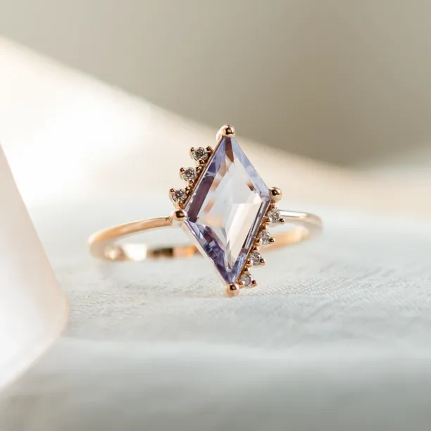 Gold ring with natural violet sapphire MONA Image
