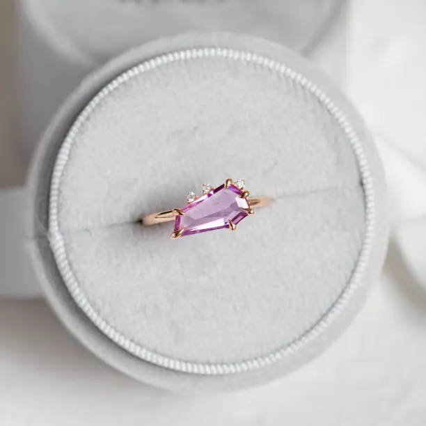 Gold ring with sapphire and diamonds TARA Image