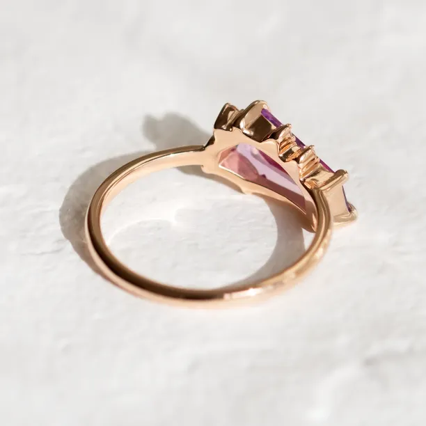 Gold ring with sapphire and diamonds TARA Image