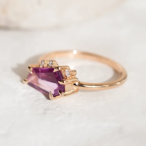 Gold ring with sapphire and diamonds TARA Image