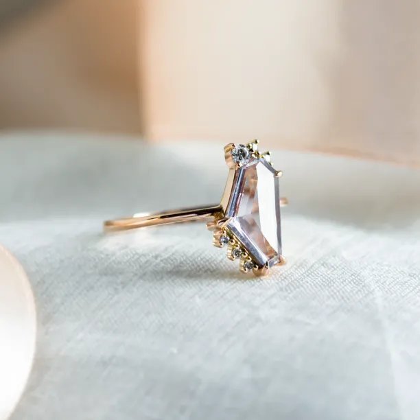 Gold ring with natural sapphire in violet colour SUZANNE Image