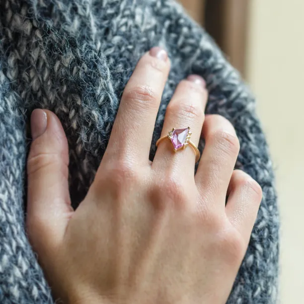 Gold ring with pink sapphire in asymmetric shape ROSALIE Image