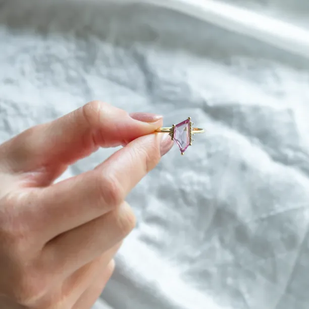 Gold ring with pink sapphire in asymmetric shape ROSALIE Image