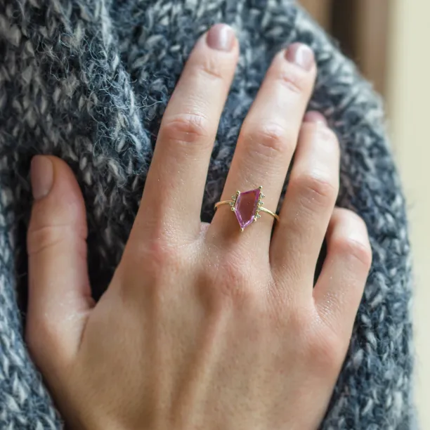Gold ring with pink sapphire in asymmetric shape ROSALIE Image