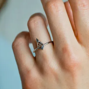 Unusual ring with kite salt and pepper diamond PISTE
