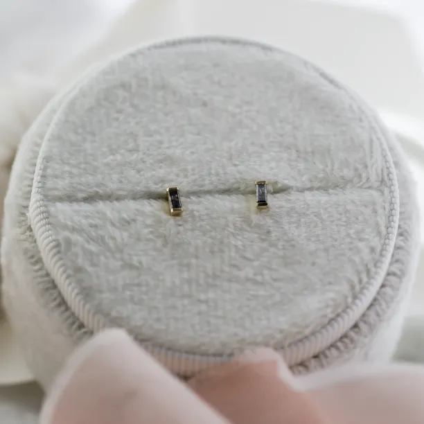 Minimalist earrings with gray diamonds RICKY Image