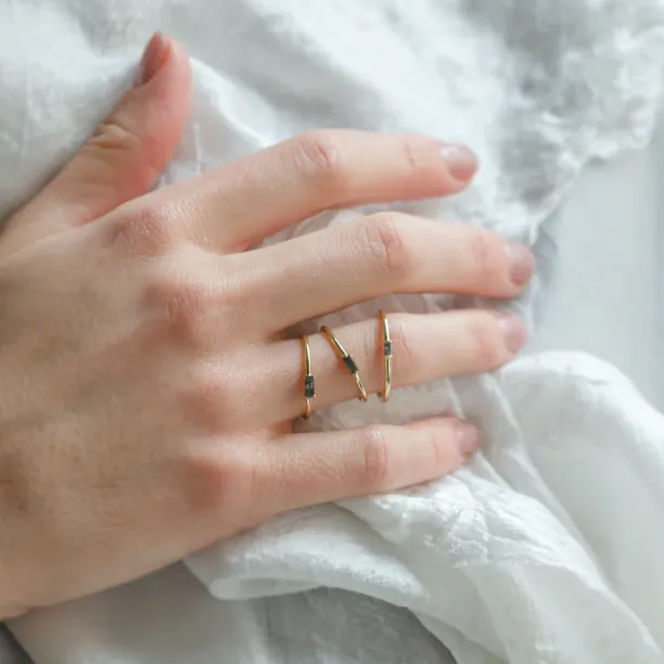 Minimalist ring with baguette salt'n'pepper diamond TASSI Image