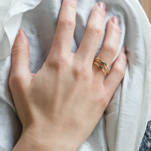 Minimalist ring with baguette salt'n'pepper diamond TASSI Image