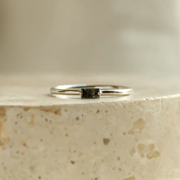 Minimalist ring with baguette salt'n'pepper diamond TASSI Image