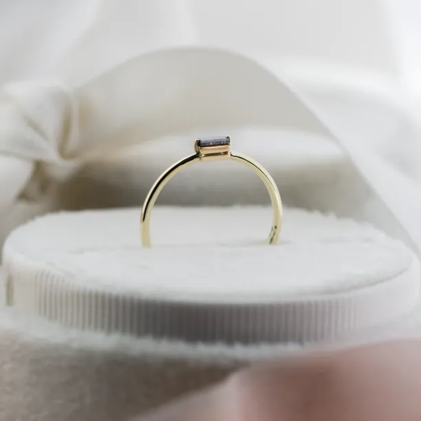 Minimalist ring with baguette salt'n'pepper diamond TASSI Image