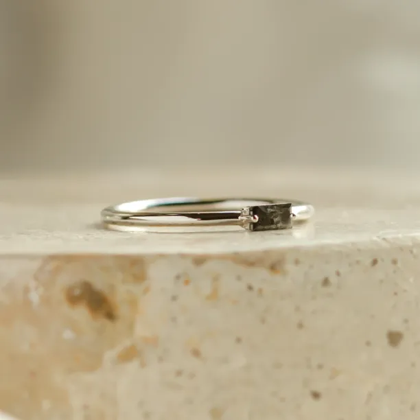 Minimalist ring with baguette salt'n'pepper diamond TASSI Image