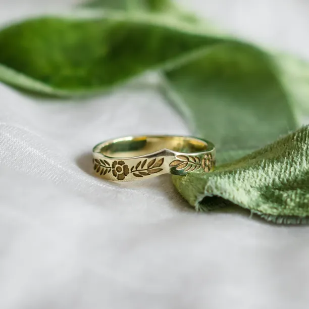 Curved wedding ring with floral motive LENNA Image