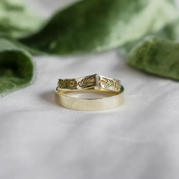 Original wedding bands with curved shape and flowers FOLK Image