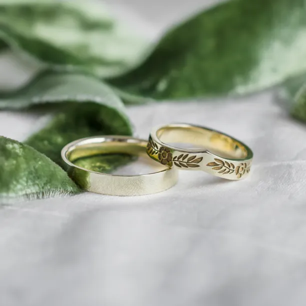 Original wedding bands with curved shape and flowers FOLK Image