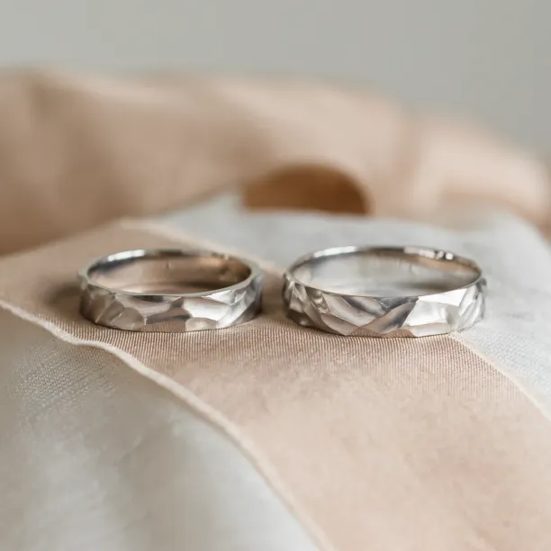 Gold engraved wedding rings ROCCIA Image