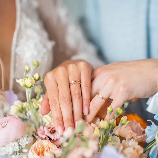 Original wedding rings with hammered surface BEAT Image