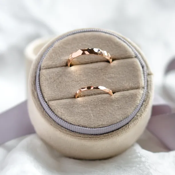 Original wedding rings with hammered surface BEAT Image