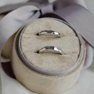 Original wedding rings with hammered surface BEAT Thumbnail