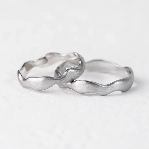 Unusual wedding rings in curved shape GOCCIO Image