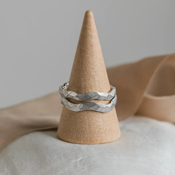 Hammered unusual wedding rings ARYA Image