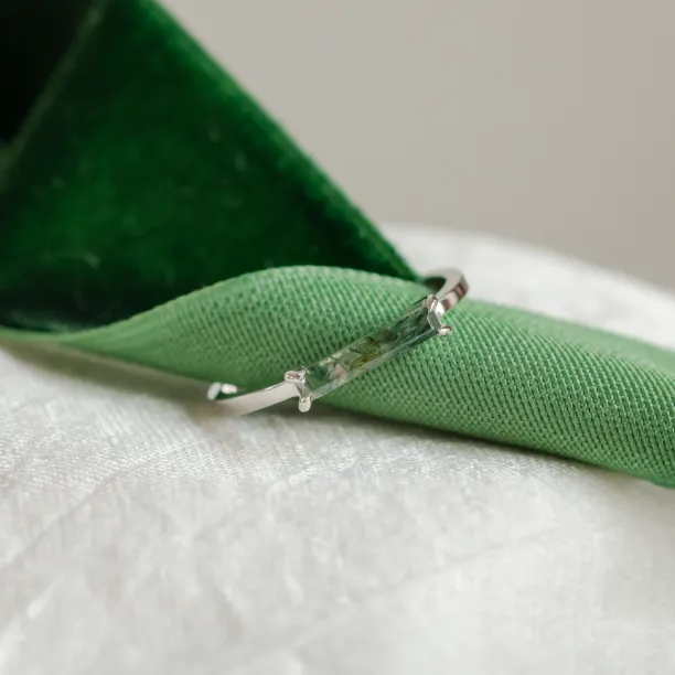 Minimalist ring with baguette moss agate LOKI Image