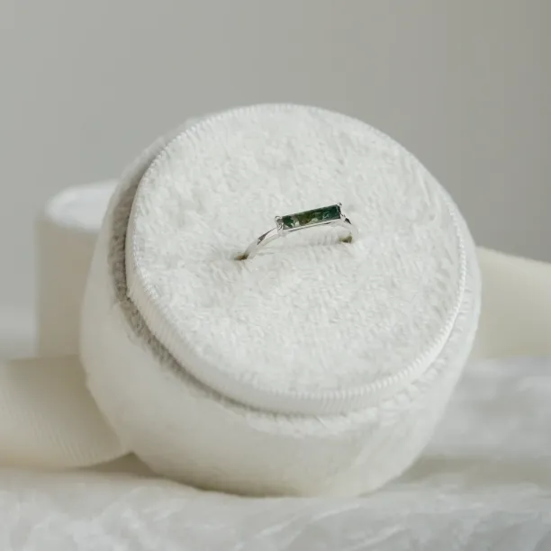 Minimalist ring with baguette moss agate LOKI Image