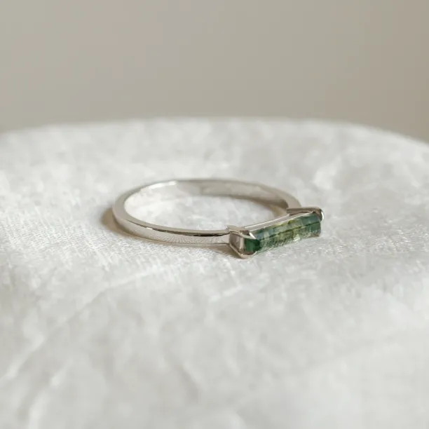 Minimalist ring with baguette moss agate LOKI Image