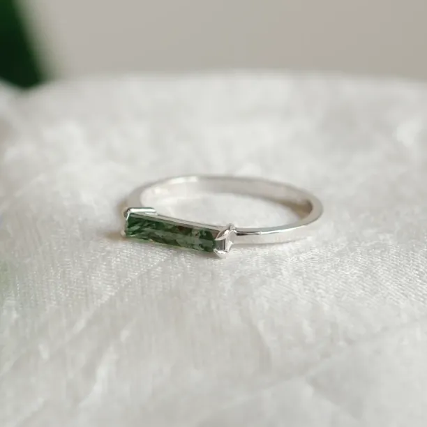 Minimalist ring with baguette moss agate LOKI Image