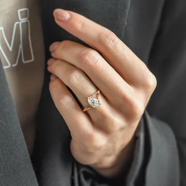 Atypical gold ring with moissanites AMELIA Image