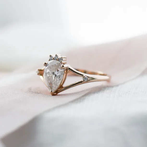 Atypical gold ring with moissanites AMELIA Image