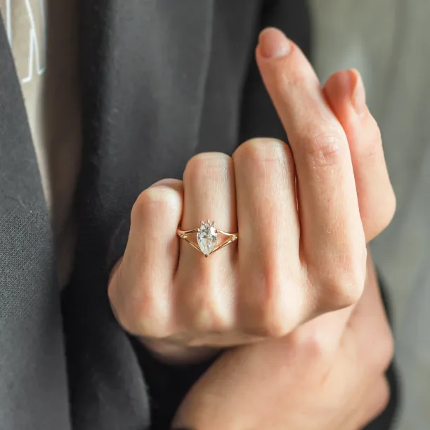 Atypical gold ring with moissanites AMELIA Image