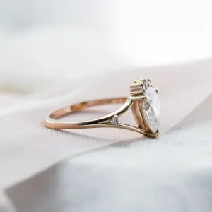 Atypical gold ring with moissanites AMELIA Thumbnail
