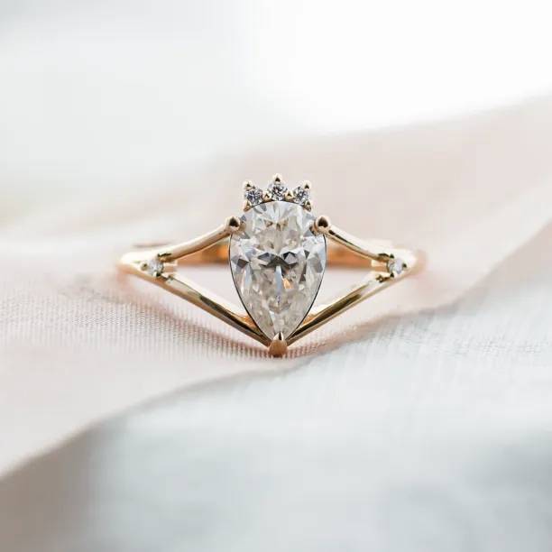 Atypical gold ring with moissanites AMELIA Image