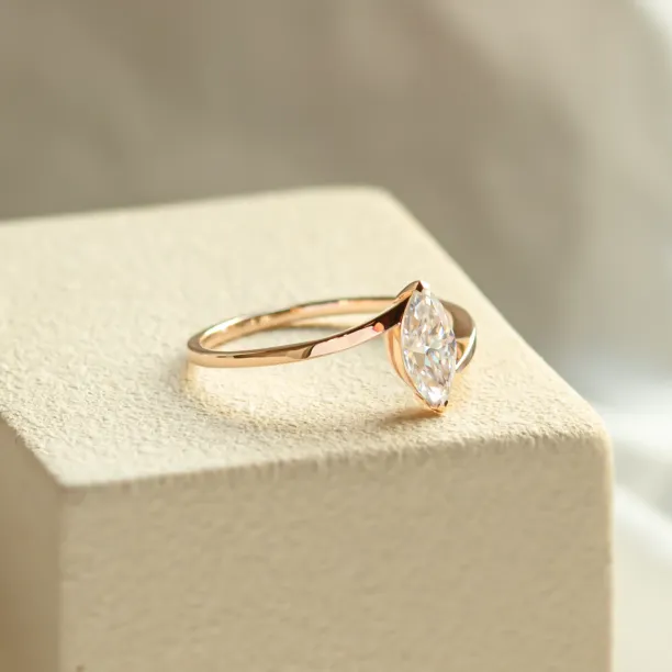 Elegant ring with marquise moissanite CHARLOTTE Image