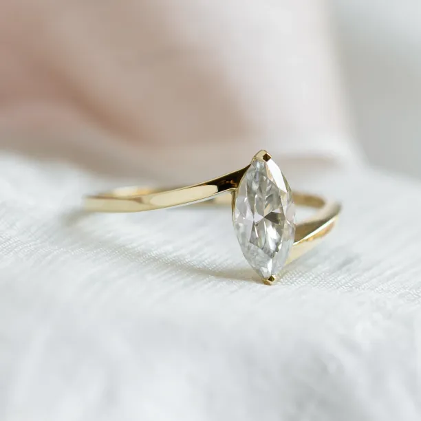 Elegant ring with marquise moissanite CHARLOTTE Image