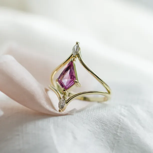 Gold split shank ring with pink sapphire and diamonds CHARAYA Image