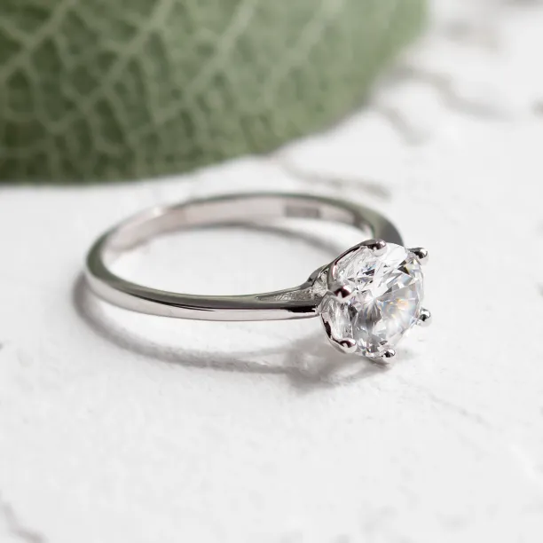 Luxury engagement ring with lab grown diamond OLLAF Image
