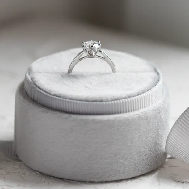 Luxury engagement ring with lab grown diamond OLLAF Image