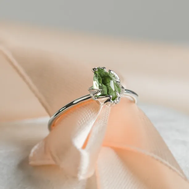 Gold ring with pear peridot GUAVA Image