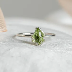 Gold ring with pear peridot GUAVA Thumbnail