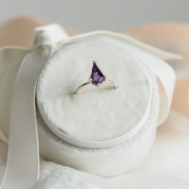 Unusual ring with amethyst BORA Image