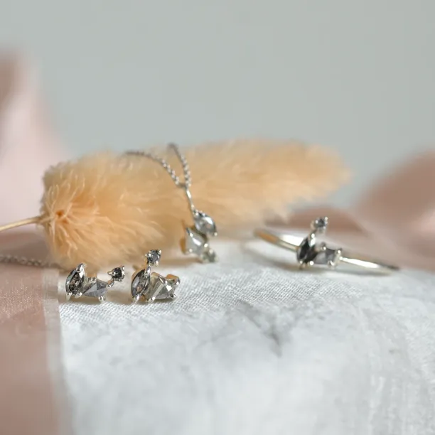 Minimalist cluster neklace with salt and pepper diamonds MANILA Image