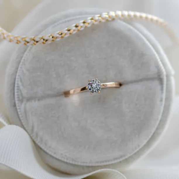 Pavé engagement ring with moissanites LUCY Image