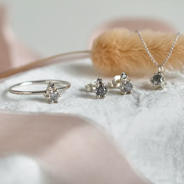 Minimalist necklace with salt and pepper diamonds GREG Image