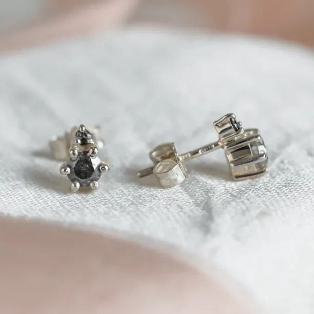 Stud earrings with salt and pepper diamonds GRIGIO Image
