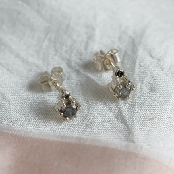 Stud earrings with salt and pepper diamonds GRIGIO Image