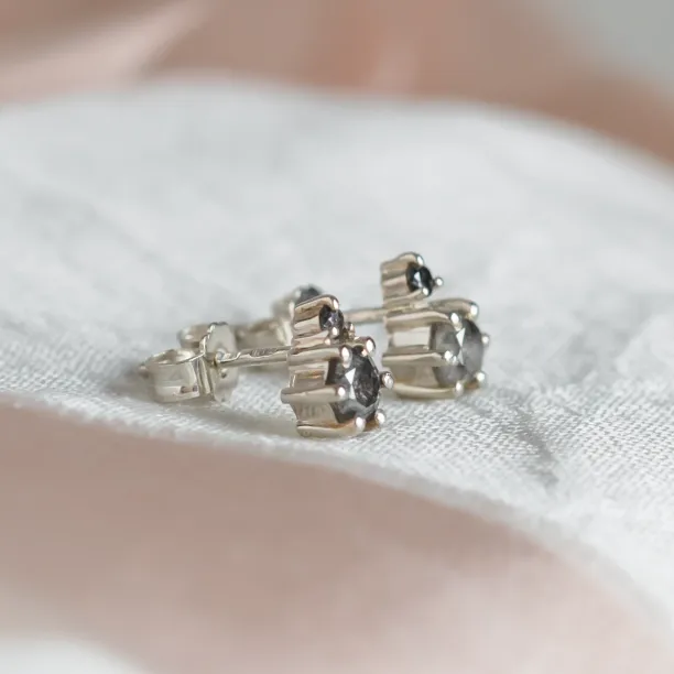 Stud earrings with salt and pepper diamonds GRIGIO Image