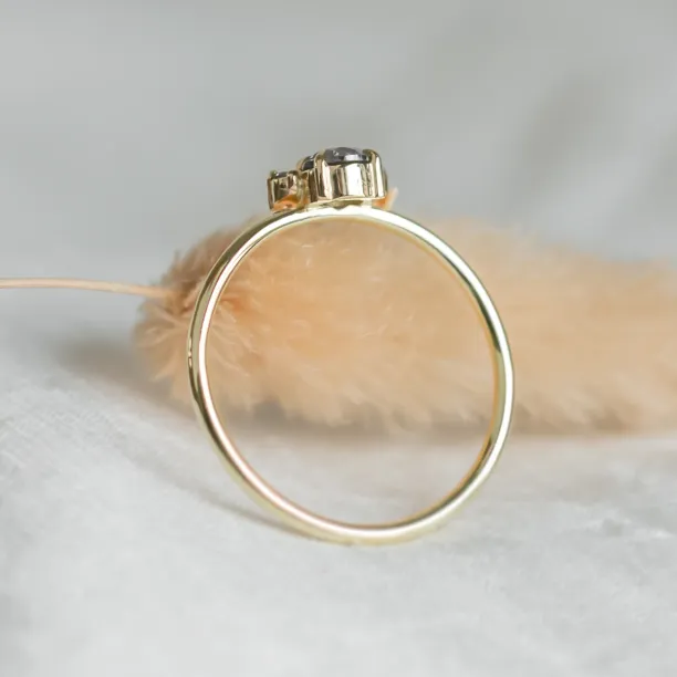 Romantic ring with salt and pepper diamonds DAF Image